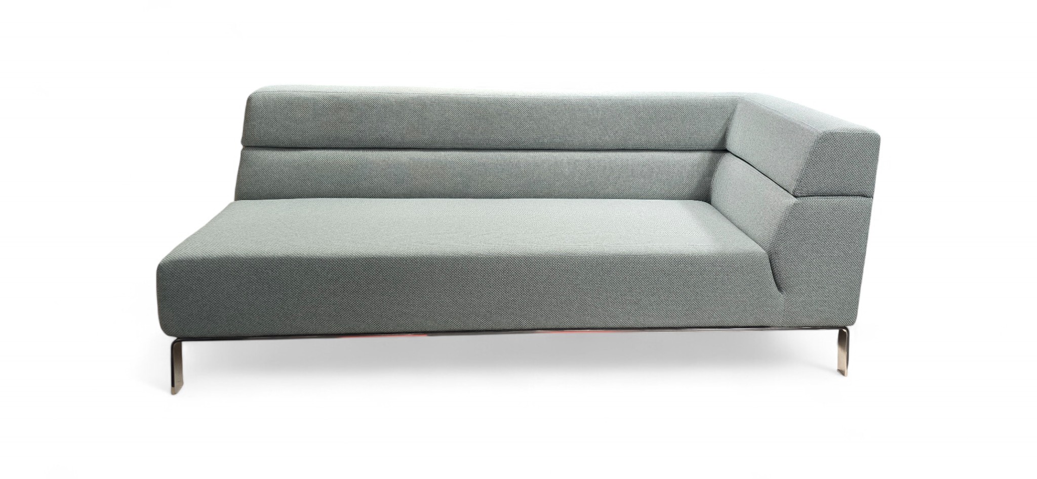 Een Nieuw Leven voor uw Artifort Lex Hoekbank: Herstoffering met De Ploeg Serra 54
De Artifort Lex hoekbank, een tijdloos ontwerp van Patrick Norguet uit 2004, is een meubelstuk dat dankzij zijn strakke lijnen en comfort zijn waarde door de jaren heen heeft bewezen. Het is dan ook een prachtig idee om dit designicoon, specifiek het rechter deel, een tweede leven te geven door middel van professionele herstoffering. Zeker met de luxueuze en karaktervolle stof Serra 54 van De Ploeg kiest u voor een combinatie van duurzaamheid en ingetogen luxe.