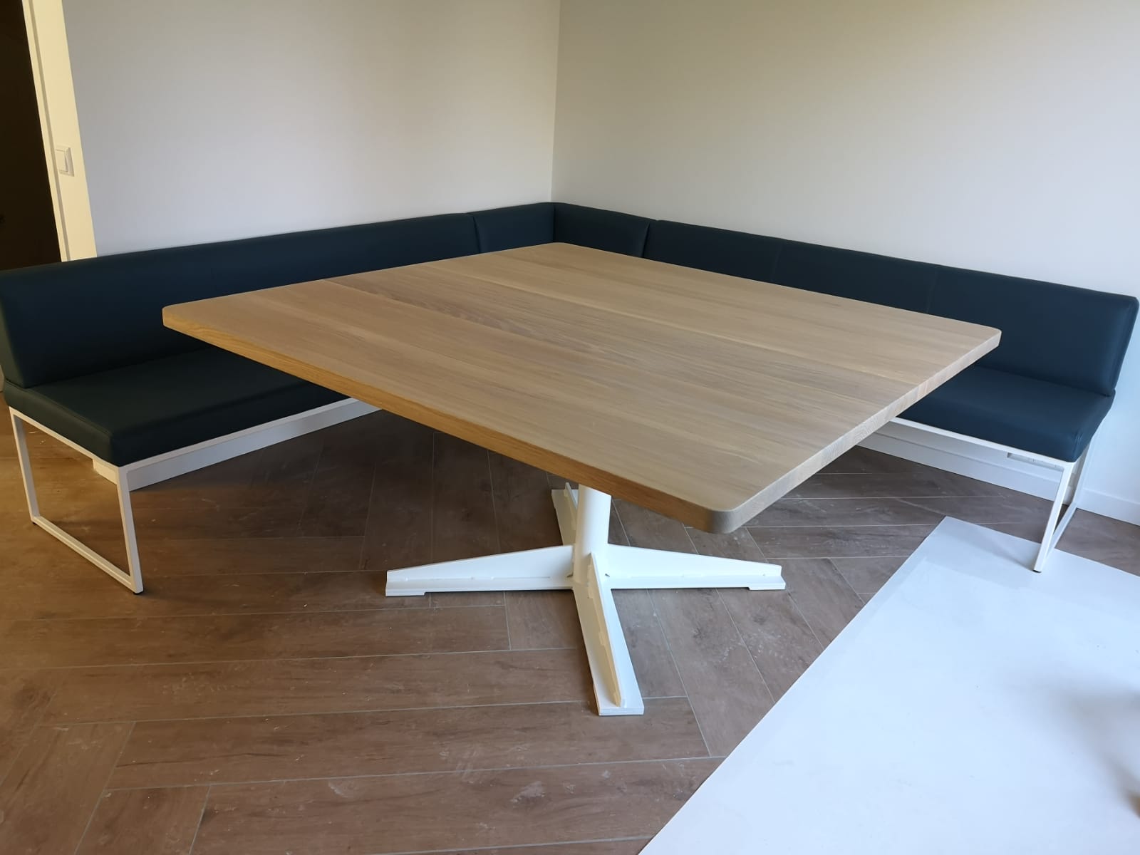 Vierkante_tafel_eiken_met_kruisvoet.jpeg